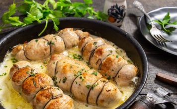 Куриные колбаски в сметанном соусе