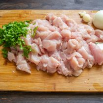 С куриных грудок снимаем кожу. Срезаем мясо