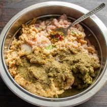 Пропускаем через мясорубку куриное филе