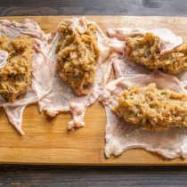 На доску выкладываем лоскуты куриной кожи, это отличная и бесплатная натуральная оболочка для домашней колбасы