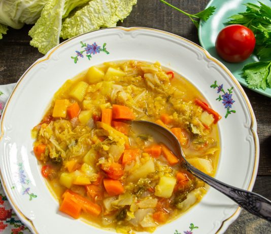 Невероятно вкусный минестроне с красной чечевицей и яблоками