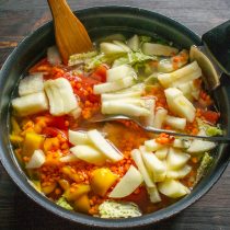 Нагреваем минестроне до кипения. По вкусу солим. Прикрываем крышкой, оставляем отверстие для выхода пара