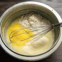 Насыпаем кукурузную муку, манную крупу и пшеничную муку. Используйте кукурузную муку