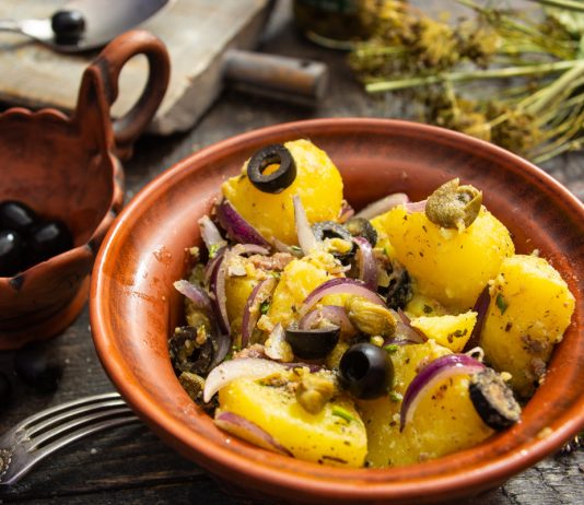 Теплый картофельный салат по-провансальски