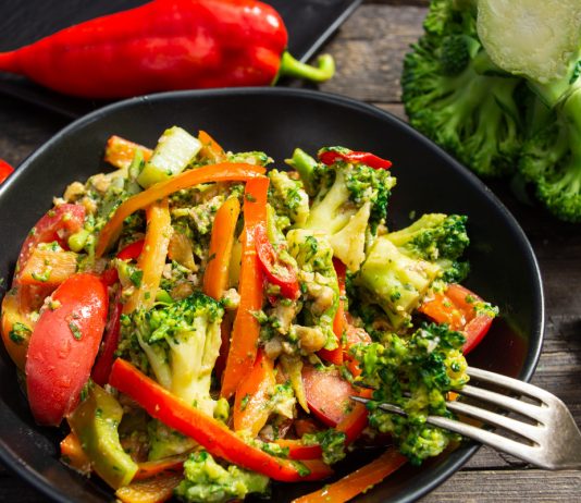 Вкусный и теплый салат с брокколи