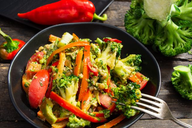 Вкусный и теплый салат с брокколи Вкусный и теплый салат с брокколи