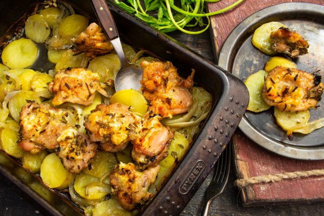 Ароматная курица с картофелем и травами к Новому году