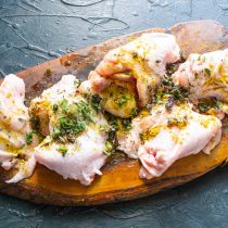 Подготовим куриные бедра. Берем нож с узким лезвием, аккуратно срезаем мясо с кости