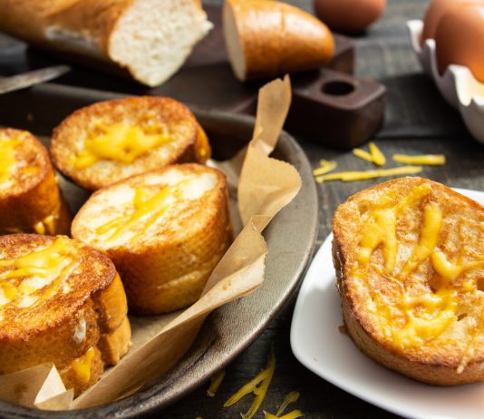 Хрустящие гренки с сыром в духовке