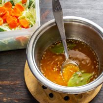 Вливаем в маринад яблочный уксус. Добавляем мёд и вкусное оливковое масло первого холодного отжима Вливаем в маринад яблочный уксус. Добавляем мёд и вкусное оливковое масло первого холодного отжима