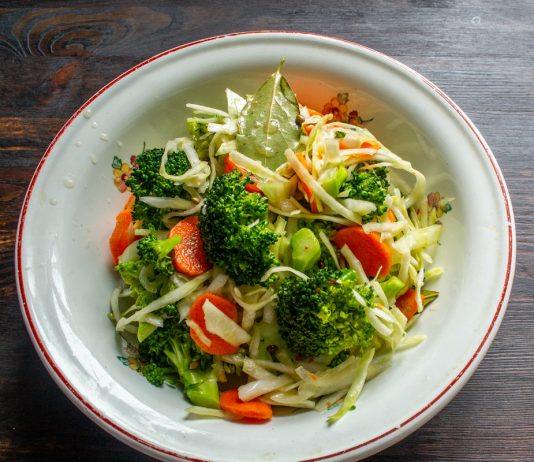 Хрустящий салат из брокколи и белокочанной капусты - Рецепты Хрустящий салат из брокколи и белокочанной капусты