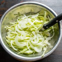 Сладкий салатный лук режем тонкими полукольцами. Добавляем к белокочанной капусте Сладкий салатный лук режем тонкими полукольцами. Добавляем к белокочанной капусте