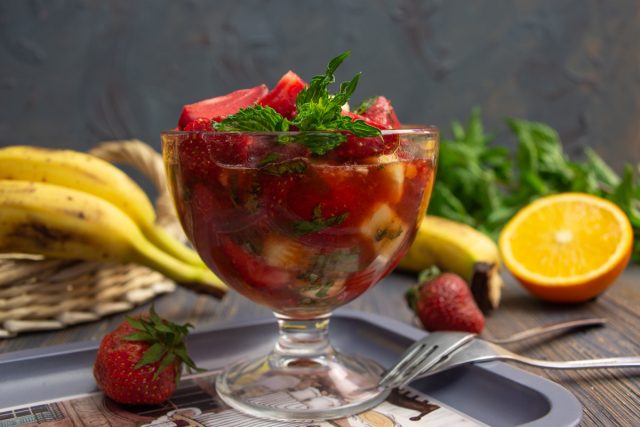 Клубничный салат — десерт с медовым соусом