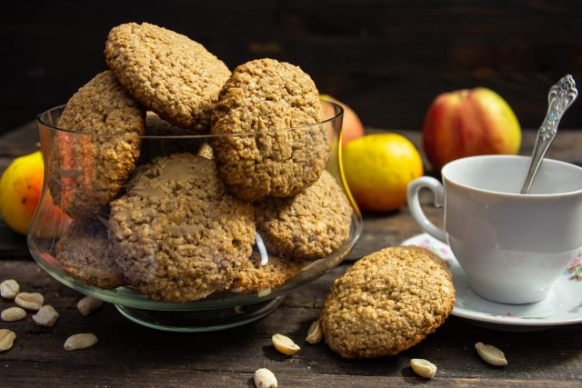 Печенье овсяное с яблоками и арахисом