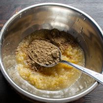 Растворенная в чуть теплой воде или фруктовом пюре льняная мука заменит яйца в тесте