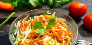Пикантный салат из капусты с помидорами и морковью