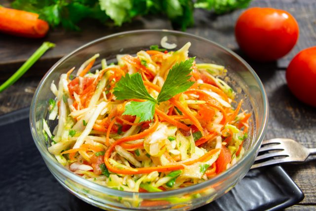 Пикантный салат из капусты с помидорами и морковью