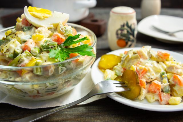 Праздничный салат «Оливье» с зеленой фасолью и курицей