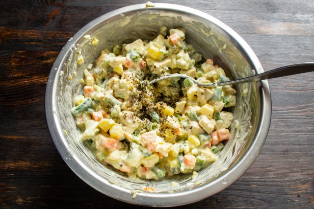 По вкусу солим, перчим свежемолотым черным перцем. Тщательно перемешиваем