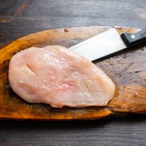 Большое куриное филе отрезаем кусками толщиной примерно полтора сантиметра