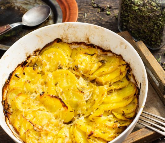 Простое блюдо к празднику: картофель с луком