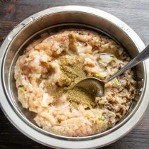 Наливаем холодную воду или куриный бульон Наливаем холодную воду или куриный бульон