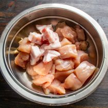 Свиную грудинку с тонкими прослойками мяса и толстыми прослойками сала режем кубиками Свиную грудинку с тонкими прослойками мяса и толстыми прослойками сала режем кубиками