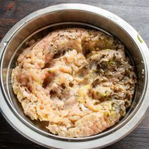 Все ингредиенты пропускаем через мясорубку с мелкими отверстиями Все ингредиенты пропускаем через мясорубку с мелкими отверстиями