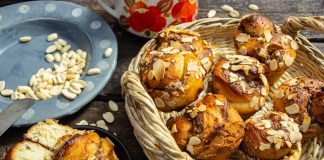 Ароматные булочки с арахисом и корицей