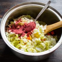 Насыпаем приправу для борща. В этой приправе уже есть соль и вкусовые добавки Насыпаем приправу для борща. В этой приправе уже есть соль и вкусовые добавки