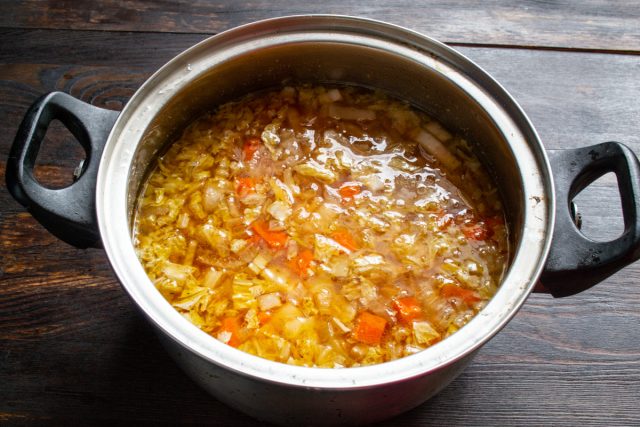 Когда овощи сварятся, возвращаем в кастрюлю куриные крылышки, добавляем измельченную петрушку, прогреваем все вместе пару минут Когда овощи сварятся, возвращаем в кастрюлю куриные крылышки, добавляем измельченную петрушку, прогреваем все вместе пару минут