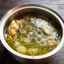 Кладем в кастрюлю куриные крылышки. Добавляем коренья и специи для бульона Кладем в кастрюлю куриные крылышки. Добавляем коренья и специи для бульона