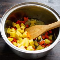 Обжариваем лук с морковкой пару минут. Добавляем нарезанную кубиками картошку Обжариваем лук с морковкой пару минут. Добавляем нарезанную кубиками картошку