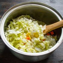 Шинкуем узкими полосками китайскую капусту. Добавляем ее в суп Шинкуем узкими полосками китайскую капусту. Добавляем ее в суп