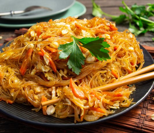 Как во вьетнамском ресторане: Фунчоза с рыбным соусом, овощами и арахисом