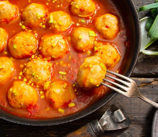 Митболлы в томатном соусе — пальчики оближешь