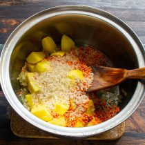 Насыпаем пропаренный рис. С пропаренным рисом получается вкуснее, он не разваривается в кашу