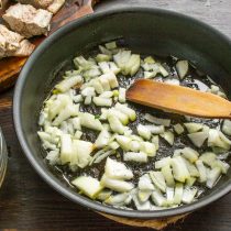 Нарезаем репчатый лук небольшими кубиками. В сковороде растапливаем сливочное масло