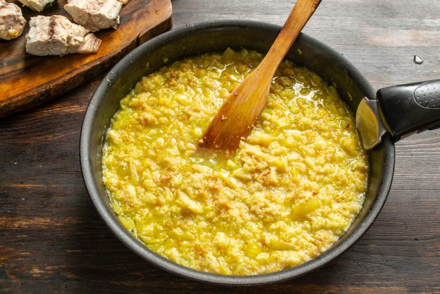 Перемешиваем, доводим до кипения. По вкусу солим и перчим молотым черным перцем