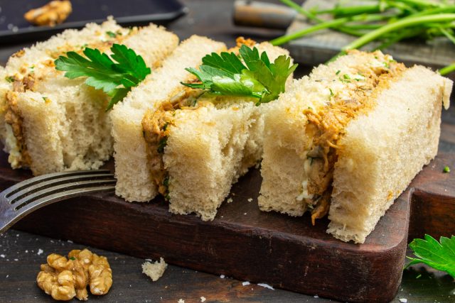 Сэндвичи с рыбой, сыром и орехами Сэндвичи с рыбой, сыром и орехами