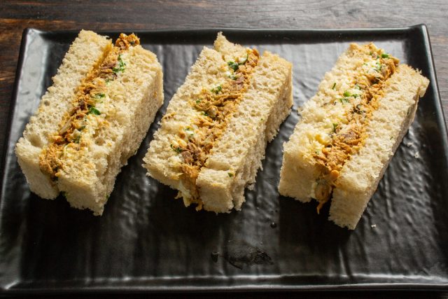 Выкладываем сэндвичи с рыбой, сыром и орехами на тарелку бочком. Подаем на закусочный стол, украсив зеленью и оливками. Приятного аппетита! Выкладываем сэндвичи с рыбой, сыром и орехами на тарелку бочком. Подаем на закусочный стол, украсив зеленью и оливками. Приятного аппетита!