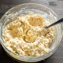 По вкусу солим, хорошо перемешиваем паштет, он должен получиться густым
