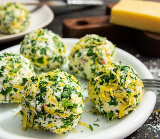 Вкуснейшая закуска из крабовых палочек и сыра