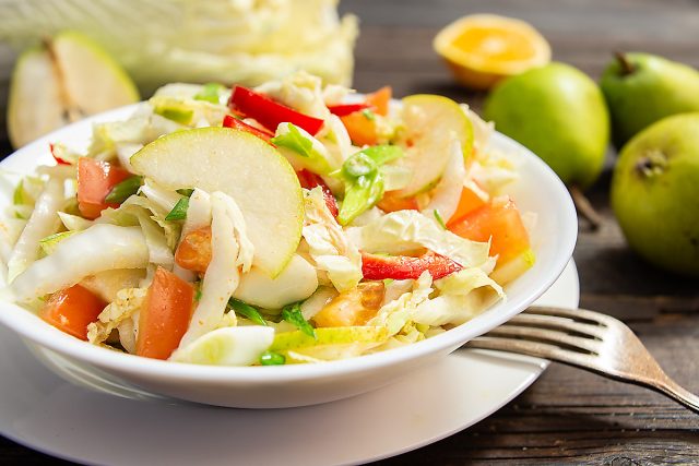 Вкусный и полезный салат из овощей и фруктов