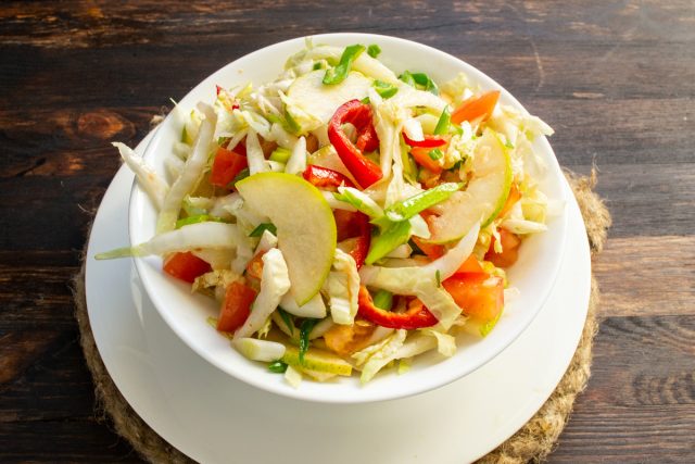 Выкладываем вкусный салат из овощей и фруктов горкой, подаем на стол с хрустящим поджаренным тостом