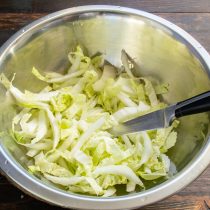 Режем полосками пекинскую капусту. Мясистую часть стебля рекомендую оставить для супа