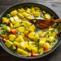 Вливаем мясной или куриный бульон. За неимением бульона это блюдо можно приготовить с водой