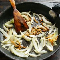 К шкваркам добавляем порезанный крупными дольками репчатый лук. Не мельчим!