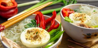 Корейский куриный суп с яйцом
