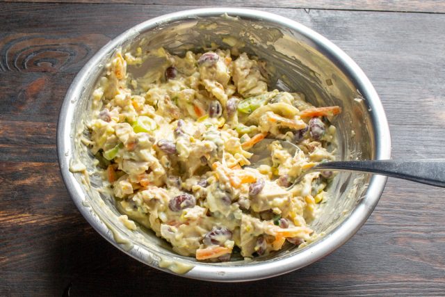 Приправляем салат соусом. По вкусу солим и перчим, тщательное перемешиваем салат. По желанию оставляем на полчаса в холодильнике, чтобы ингредиенты пропитались соками